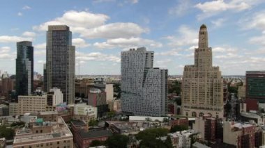 Brooklyn şehir merkezi, Brooklyn Heights, DUMBO ve Boerum Hill gibi semtleri kapsayan, tarihi kahverengi taşlar, modern yüksek binalar ve hareketli caddelerin bir karışımı. Yukarıdan bakınca, bir park mozaiği, deniz manzarası..