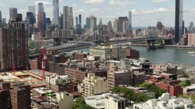 Brooklyn şehir merkezi, Brooklyn Heights, DUMBO ve Boerum Hill gibi semtleri kapsayan, tarihi kahverengi taşlar, modern yüksek binalar ve hareketli caddelerin bir karışımı. Yukarıdan bakınca, bir park mozaiği, deniz manzarası..