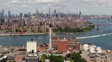 Brooklyn şehir merkezi, Brooklyn Heights, DUMBO ve Boerum Hill gibi semtleri kapsayan, tarihi kahverengi taşlar, modern yüksek binalar ve hareketli caddelerin bir karışımı. Yukarıdan bakınca, bir park mozaiği, deniz manzarası..