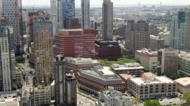 Brooklyn şehir merkezi, Brooklyn Heights, DUMBO ve Boerum Hill gibi semtleri kapsayan, tarihi kahverengi taşlar, modern yüksek binalar ve hareketli caddelerin bir karışımı. Yukarıdan bakınca, bir park mozaiği, deniz manzarası..