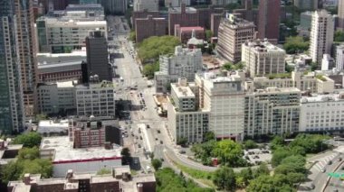 Brooklyn şehir merkezi, Brooklyn Heights, DUMBO ve Boerum Hill gibi semtleri kapsayan, tarihi kahverengi taşlar, modern yüksek binalar ve hareketli caddelerin bir karışımı. Yukarıdan bakınca, bir park mozaiği, deniz manzarası..