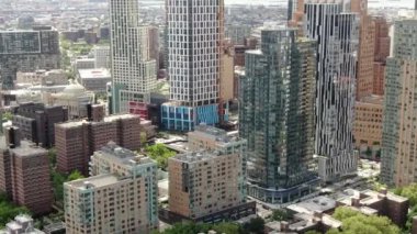 Brooklyn şehir merkezi, Brooklyn Heights, DUMBO ve Boerum Hill gibi semtleri kapsayan, tarihi kahverengi taşlar, modern yüksek binalar ve hareketli caddelerin bir karışımı. Yukarıdan bakınca, bir park mozaiği, deniz manzarası..