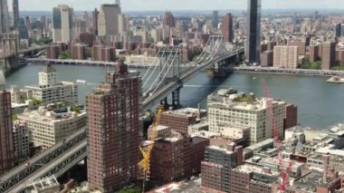 Brooklyn şehir merkezi, Brooklyn Heights, DUMBO ve Boerum Hill gibi semtleri kapsayan, tarihi kahverengi taşlar, modern yüksek binalar ve hareketli caddelerin bir karışımı. Yukarıdan bakınca, bir park mozaiği, deniz manzarası..