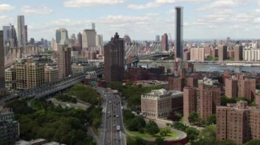 Brooklyn şehir merkezi, Brooklyn Heights, DUMBO ve Boerum Hill gibi semtleri kapsayan, tarihi kahverengi taşlar, modern yüksek binalar ve hareketli caddelerin bir karışımı. Yukarıdan bakınca, bir park mozaiği, deniz manzarası..