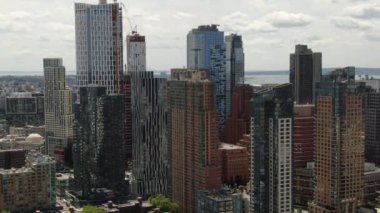 Brooklyn şehir merkezi, Brooklyn Heights, DUMBO ve Boerum Hill gibi semtleri kapsayan, tarihi kahverengi taşlar, modern yüksek binalar ve hareketli caddelerin bir karışımı. Yukarıdan bakınca, bir park mozaiği, deniz manzarası..