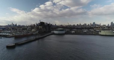 Williamsburg Havalimanı, Brooklyn, New York 'ta bir mahalle. Son yıllarda daha rafine olmasına rağmen Williamsburg 'da hala bir hipster var. Tren İstasyonu, Metro. Brooklyn Mahalleleri, Şehir