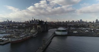 Williamsburg Havalimanı, Brooklyn, New York 'ta bir mahalle. Son yıllarda daha rafine olmasına rağmen Williamsburg 'da hala bir hipster var. Tren İstasyonu, Metro. Brooklyn Mahalleleri, Şehir