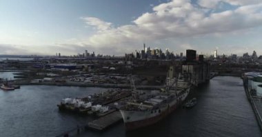 Williamsburg Havalimanı, Brooklyn, New York 'ta bir mahalle. Son yıllarda daha rafine olmasına rağmen Williamsburg 'da hala bir hipster var. Tren İstasyonu, Metro. Brooklyn Mahalleleri, Şehir