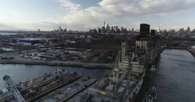 Williamsburg Havalimanı, Brooklyn, New York 'ta bir mahalle. Son yıllarda daha rafine olmasına rağmen Williamsburg 'da hala bir hipster var. Tren İstasyonu, Metro. Brooklyn Mahalleleri, Şehir