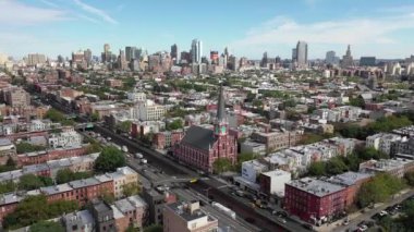 Williamsburg Havalimanı, Brooklyn, New York 'ta bir mahalle. Son yıllarda daha rafine olmasına rağmen Williamsburg 'da hala bir hipster var. Tren İstasyonu, Metro. Brooklyn Mahalleleri, Şehir