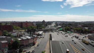 Williamsburg Havalimanı, Brooklyn, New York 'ta bir mahalle. Son yıllarda daha rafine olmasına rağmen Williamsburg 'da hala bir hipster var. Tren İstasyonu, Metro. Brooklyn Mahalleleri, Şehir