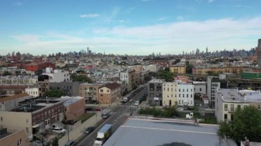 Canlı bir Brooklyn mahallesi olan Bushwick, Maria Hernandez Parkı 'ndan Bushwick Kollektifi' ne kadar çeşitli simgelere sahiptir. Ridgewood gibi tarihi alanlar ve Rheingold Bira Fabrikası gibi endüstriyel eserler, House of Yes gibi sanatsal cennetlerle bir arada yaşarlar..