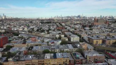 Canlı bir Brooklyn mahallesi olan Bushwick, Maria Hernandez Parkı 'ndan Bushwick Kollektifi' ne kadar çeşitli simgelere sahiptir. Ridgewood gibi tarihi alanlar ve Rheingold Bira Fabrikası gibi endüstriyel eserler, House of Yes gibi sanatsal cennetlerle bir arada yaşarlar..