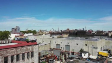 Canlı bir Brooklyn mahallesi olan Bushwick, Maria Hernandez Parkı 'ndan Bushwick Kollektifi' ne kadar çeşitli simgelere sahiptir. Ridgewood gibi tarihi alanlar ve Rheingold Bira Fabrikası gibi endüstriyel eserler, House of Yes gibi sanatsal cennetlerle bir arada yaşarlar..