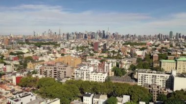 Canlı bir Brooklyn mahallesi olan Bushwick, Maria Hernandez Parkı 'ndan Bushwick Kollektifi' ne kadar çeşitli simgelere sahiptir. Ridgewood gibi tarihi alanlar ve Rheingold Bira Fabrikası gibi endüstriyel eserler, House of Yes gibi sanatsal cennetlerle bir arada yaşarlar..