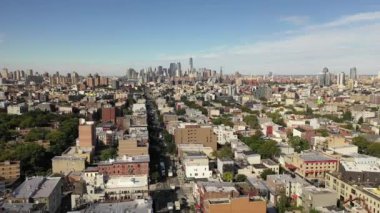 Canlı bir Brooklyn mahallesi olan Bushwick, Maria Hernandez Parkı 'ndan Bushwick Kollektifi' ne kadar çeşitli simgelere sahiptir. Ridgewood gibi tarihi alanlar ve Rheingold Bira Fabrikası gibi endüstriyel eserler, House of Yes gibi sanatsal cennetlerle bir arada yaşarlar..