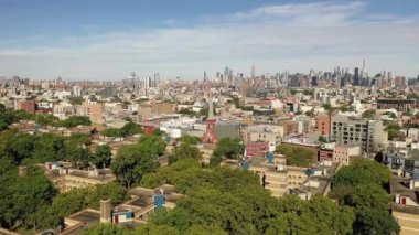 Canlı bir Brooklyn mahallesi olan Bushwick, Maria Hernandez Parkı 'ndan Bushwick Kollektifi' ne kadar çeşitli simgelere sahiptir. Ridgewood gibi tarihi alanlar ve Rheingold Bira Fabrikası gibi endüstriyel eserler, House of Yes gibi sanatsal cennetlerle bir arada yaşarlar..