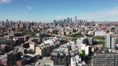 Canlı bir Brooklyn mahallesi olan Bushwick, Maria Hernandez Parkı 'ndan Bushwick Kollektifi' ne kadar çeşitli simgelere sahiptir. Ridgewood gibi tarihi alanlar ve Rheingold Bira Fabrikası gibi endüstriyel eserler, House of Yes gibi sanatsal cennetlerle bir arada yaşarlar..