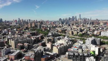 Canlı bir Brooklyn mahallesi olan Bushwick, Maria Hernandez Parkı 'ndan Bushwick Kollektifi' ne kadar çeşitli simgelere sahiptir. Ridgewood gibi tarihi alanlar ve Rheingold Bira Fabrikası gibi endüstriyel eserler, House of Yes gibi sanatsal cennetlerle bir arada yaşarlar..