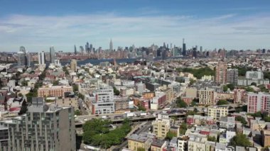 Brooklyn, New York 'ta canlı bir mahalle olan Bushwick, çeşitli semtleri ve semtleri ile karakterize edilir. Maria Hernandez Parkı ve Bushwick Kollektifi gibi ikonik bölgelerden Ridgewood gibi tarihi bölgelere kadar.