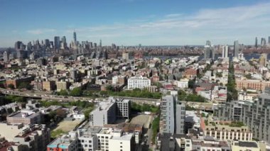Canlı bir Brooklyn mahallesi olan Bushwick, Maria Hernandez Parkı 'ndan Bushwick Kollektifi' ne kadar çeşitli simgelere sahiptir. Ridgewood gibi tarihi alanlar ve Rheingold Bira Fabrikası gibi endüstriyel eserler, House of Yes gibi sanatsal cennetlerle bir arada yaşarlar..