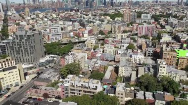 Canlı bir Brooklyn mahallesi olan Bushwick, Maria Hernandez Parkı 'ndan Bushwick Kollektifi' ne kadar çeşitli simgelere sahiptir. Ridgewood gibi tarihi alanlar ve Rheingold Bira Fabrikası gibi endüstriyel eserler, House of Yes gibi sanatsal cennetlerle bir arada yaşarlar..