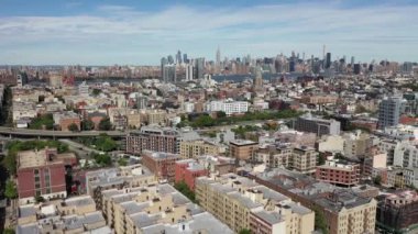 Canlı bir Brooklyn mahallesi olan Bushwick, Maria Hernandez Parkı 'ndan Bushwick Kollektifi' ne kadar çeşitli simgelere sahiptir. Ridgewood gibi tarihi alanlar ve Rheingold Bira Fabrikası gibi endüstriyel eserler, House of Yes gibi sanatsal cennetlerle bir arada yaşarlar..