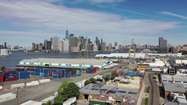Canlı bir Brooklyn mahallesi olan Bushwick, Maria Hernandez Parkı 'ndan Bushwick Kollektifi' ne kadar çeşitli simgelere sahiptir. Ridgewood gibi tarihi alanlar ve Rheingold Bira Fabrikası gibi endüstriyel eserler, House of Yes gibi sanatsal cennetlerle bir arada yaşarlar..