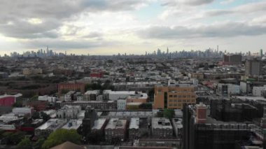 Brooklyn, New York 'ta canlı bir mahalle olan Bushwick, çeşitli semtleri ve semtleri ile karakterize edilir. Maria Hernandez Parkı ve Bushwick Kollektifi gibi ikonik bölgelerden Ridgewood gibi tarihi bölgelere kadar.