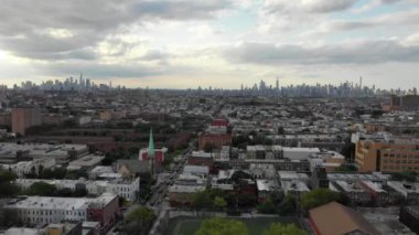 Canlı bir Brooklyn mahallesi olan Bushwick, Maria Hernandez Parkı 'ndan Bushwick Kollektifi' ne kadar çeşitli simgelere sahiptir. Ridgewood gibi tarihi alanlar ve Rheingold Bira Fabrikası gibi endüstriyel eserler, House of Yes gibi sanatsal cennetlerle bir arada yaşarlar..