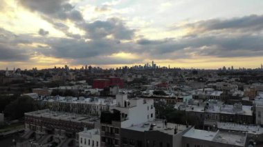 Brooklyn, New York 'ta canlı bir mahalle olan Bushwick, çeşitli semtleri ve semtleri ile karakterize edilir. Maria Hernandez Parkı ve Bushwick Kollektifi gibi ikonik bölgelerden Ridgewood gibi tarihi bölgelere kadar.
