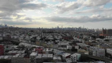 Brooklyn, New York 'ta canlı bir mahalle olan Bushwick, çeşitli semtleri ve semtleri ile karakterize edilir. Maria Hernandez Parkı ve Bushwick Kollektifi gibi ikonik bölgelerden Ridgewood gibi tarihi bölgelere kadar.