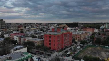 Brooklyn, New York 'ta canlı bir mahalle olan Bushwick, çeşitli semtleri ve semtleri ile karakterize edilir. Maria Hernandez Parkı ve Bushwick Kollektifi gibi ikonik bölgelerden Ridgewood gibi tarihi bölgelere kadar.