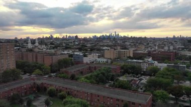 Brooklyn, New York 'ta canlı bir mahalle olan Bushwick, çeşitli semtleri ve semtleri ile karakterize edilir. Maria Hernandez Parkı ve Bushwick Kollektifi gibi ikonik bölgelerden Ridgewood gibi tarihi bölgelere kadar.
