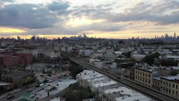 Бушвик Оживленный Район Бруклине Нью Йорк Характеризуется Своими Разнообразными Достопримечательностями — стоковое видео