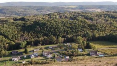 Jim Thorpe, Pensilvanya 'nın doğusunda bir kasabadır. Mauch Chunk Müzesi ve Kültür Merkezi kömür madenciliği tarihi, Gorge Scenic Demiryolu, dizel motorlarla çalışan asırlık koçlar yolcuları Lehigh Gorge State Park 'a götürüyor..