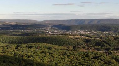 Jim Thorpe, Pensilvanya 'nın doğusunda bir kasabadır. Mauch Chunk Müzesi ve Kültür Merkezi kömür madenciliği tarihi, Gorge Scenic Demiryolu, dizel motorlarla çalışan asırlık koçlar yolcuları Lehigh Gorge State Park 'a götürüyor..