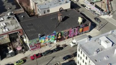 Brooklyn, New York 'ta canlı bir mahalle olan Bushwick, çeşitli semtleri ve semtleri ile karakterize edilir. Maria Hernandez Parkı ve Bushwick Kollektifi gibi ikonik bölgelerden Ridgewood gibi tarihi bölgelere kadar.