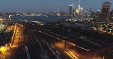 Jersey Şehir Tren İstasyonunun Havasına Yakınlaş, New Jersey Geceleri