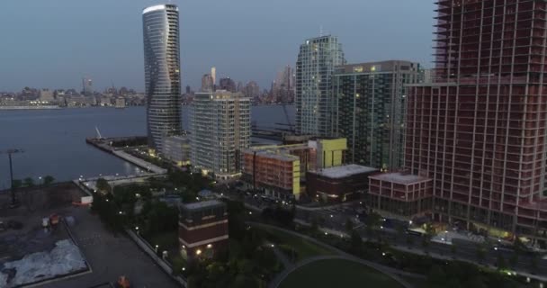 Zoom Antenne Van Jersey City New Jersey Nachts — Stockvideo