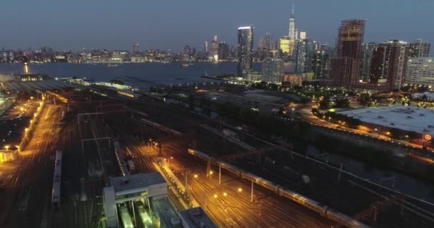 Aérea Sobrevuelo Estación Tren Jersey City Nueva Jersey Por Noche — Vídeo de stock