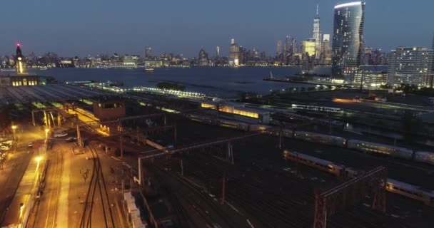 Flyover Aérea Jersey City Estação Ferroviária Nova Jersey Noite — Vídeo de Stock