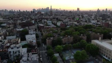 NYC Metro Drone Aerial ile çekim yapıyor. Manhattan ve New Jersey Hudson Nehri üzerinde