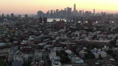 NYC Metro Drone Aerial ile çekim yapıyor. Manhattan ve New Jersey Hudson Nehri üzerinde