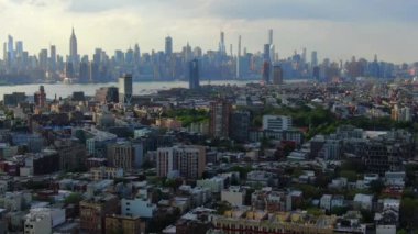 NYC Metro Drone Aerial ile çekim yapıyor. Manhattan ve New Jersey Hudson Nehri üzerinde