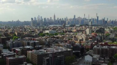 NYC Metro Drone Aerial ile çekim yapıyor. Manhattan ve New Jersey Hudson Nehri üzerinde