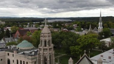 Hudson Nehri, New York açıklarında küçük bir kasabanın havası.