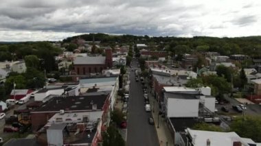 Hudson Nehri, New York açıklarında küçük bir kasabanın havası.
