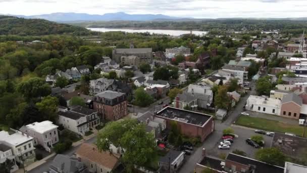 Aerial Dari Sebuah Kota Kecil Dari Sungai Hudson New York — Stok Video