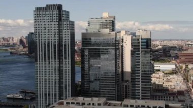 NYC Metro Drone Aerial ile çekim yapıyor. Manhattan ve New Jersey Hudson Nehri üzerinde